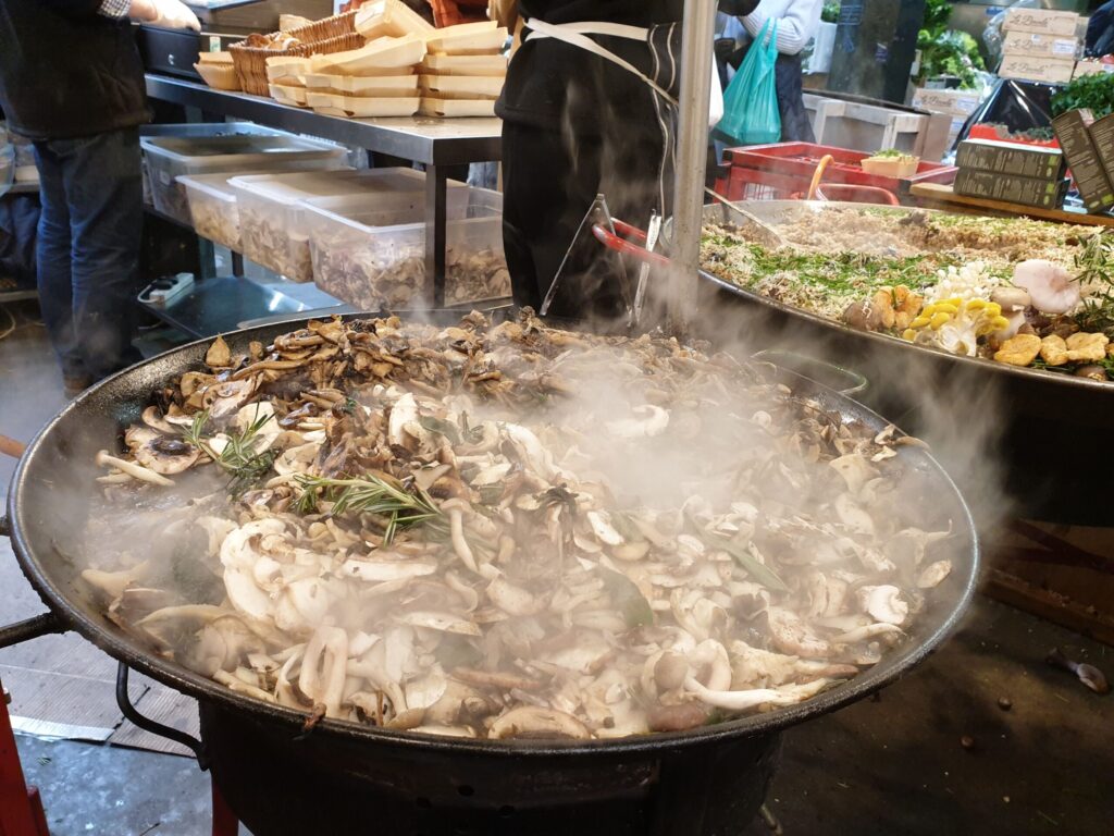 Grote pan met een vers bereid gerecht met champignons en kruiden op de markt in Lorgues.