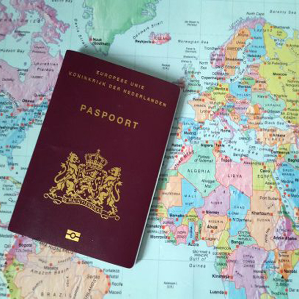 Paspoort op een wereldkaart