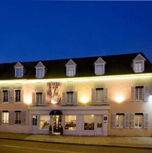 Hotel de la Paix in Beaune bij avond met sfeervolle verlichting