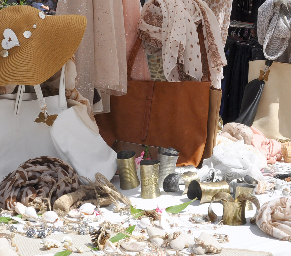 Kraampje met handgemaakte sieraden, lederen tassen en rieten hoeden op de gezellige dinsdagochtendmarkt in Lorgues.