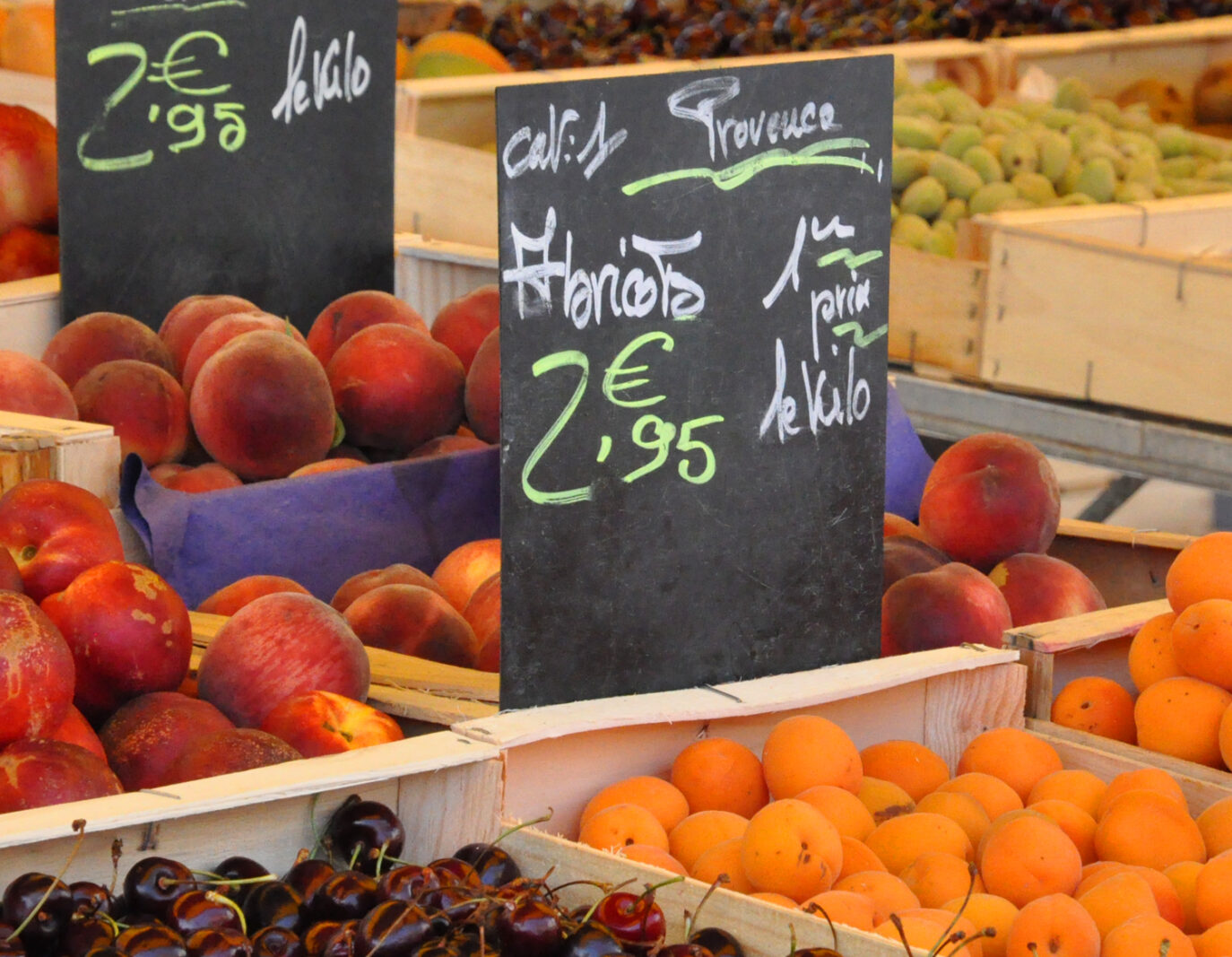 Vers fruit in een kraampje op de gezellige dinsdagochtendmarkt in Lorgues.