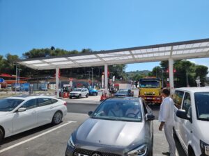 Pompstation met parkeerplaats langs de péage in Frankrijk