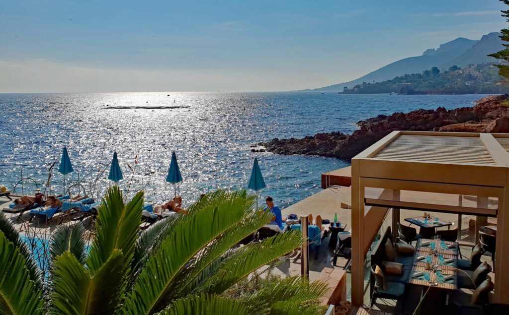 Une scène envoûtante sur la plage de La Napoule : le
