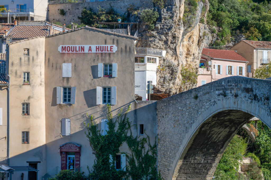 Traditionele olijfoliemolen in Nyons, waar de beroemde AOP Nyons-olijfolie wordt geproduceerd.