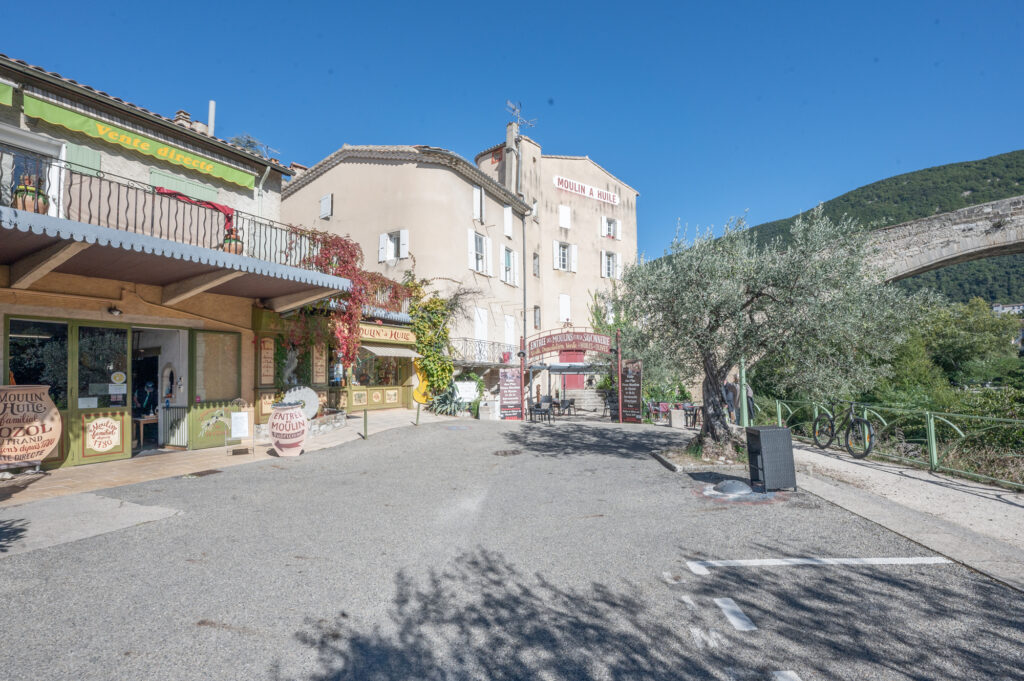 Olijfoliemolen in Nyons met aangrenzend winkeltje waar lokale producten zoals olijfolie, tapenade en lavendelproducten worden verkocht.