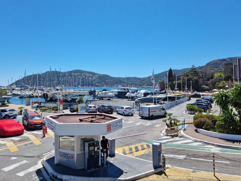 Le charmant port de La Napoule avec ses yachts amarrés et sa vue sur le littoral.