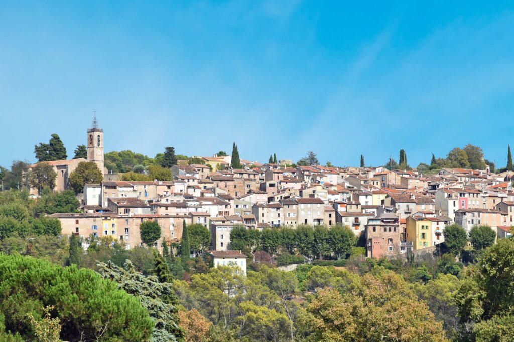 Bonnieux gezien vanaf de vallei, met zijn historische gebouwen tegen de achtergrond van de groene heuvels van de Luberon.