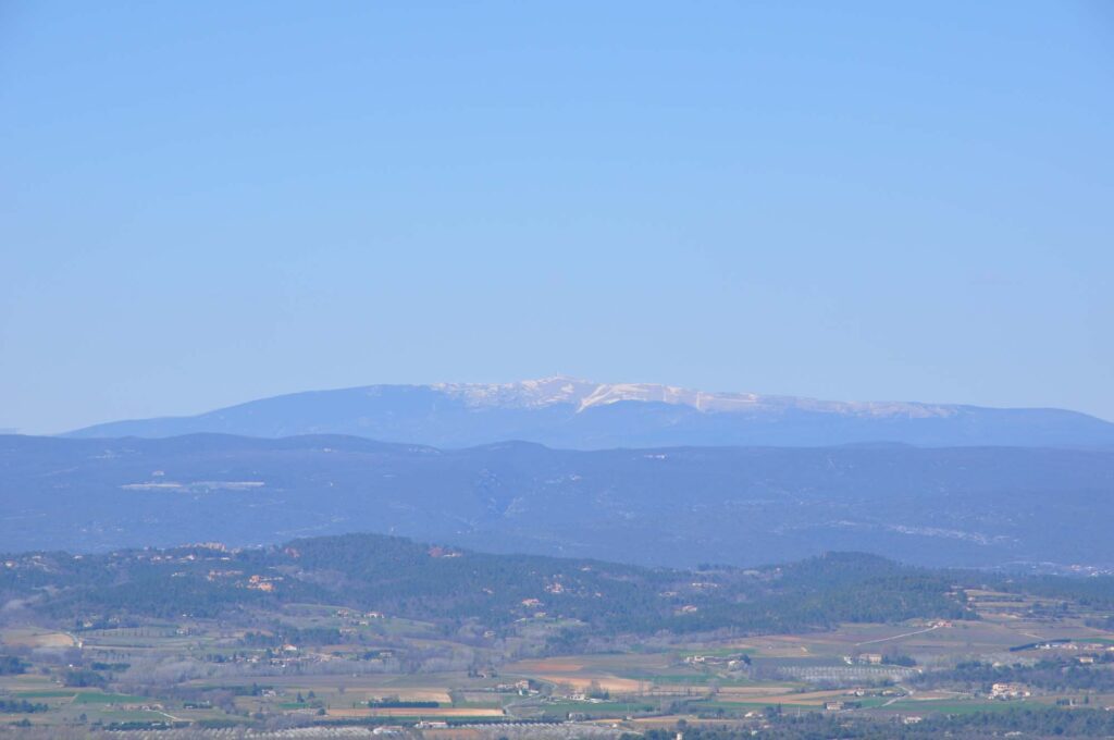 Uitzicht vanaf Bonnieux op de Mont Ventoux, met een prachtig panorama over de vallei en heuvels van de Luberon.