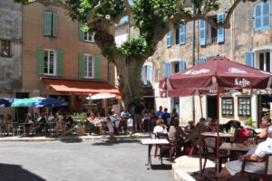 Aups-plein met fontein en restaurants