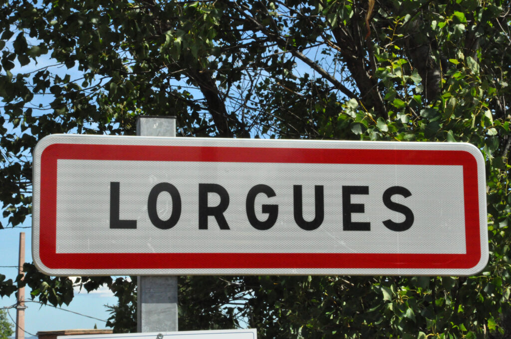 Wegbord met de naam Lorgues aan de rand van het dorp