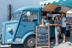 Food truck à Lorgues sur la place du village pendant le marché provençal