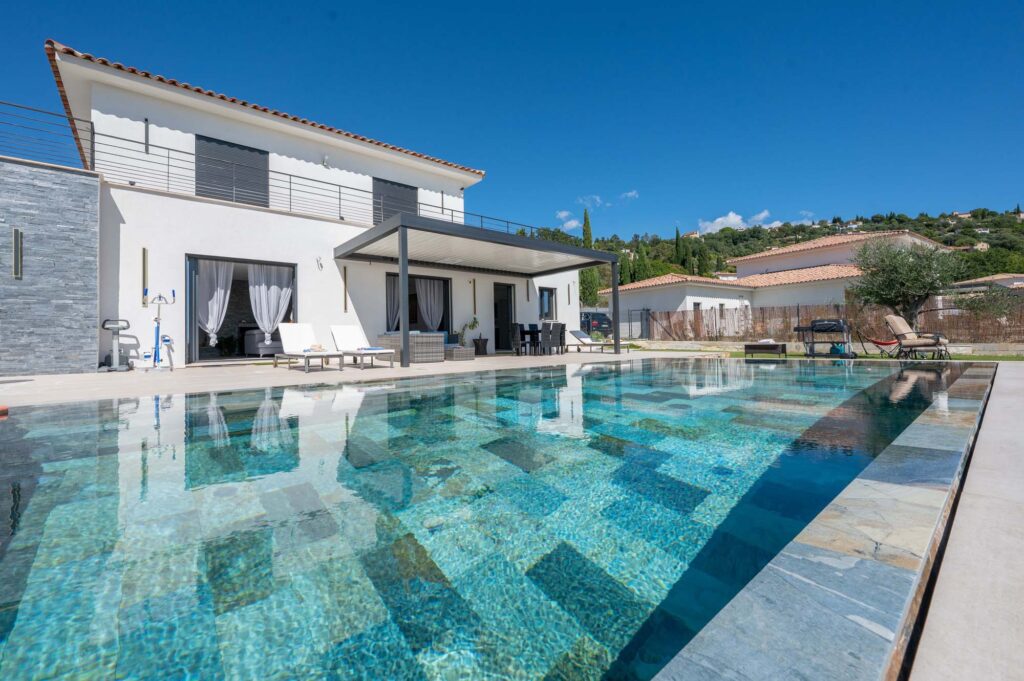 Villa Belletoile in Montauroux met spiegelzwembad en moderne witte villa op de achtergrond