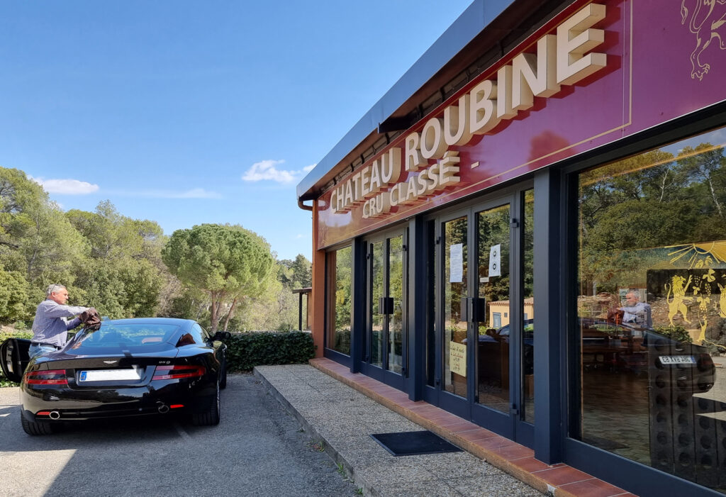 Voorkant van Château Roubine bij Lorgues, met links de achterkant van een Aston Martin DB9 van een klant die wijn komt kopen