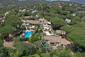 Luchtfoto van Villa Toscane in Sainte-Maxime met zwembad, tennisbaan en gastenverblijven