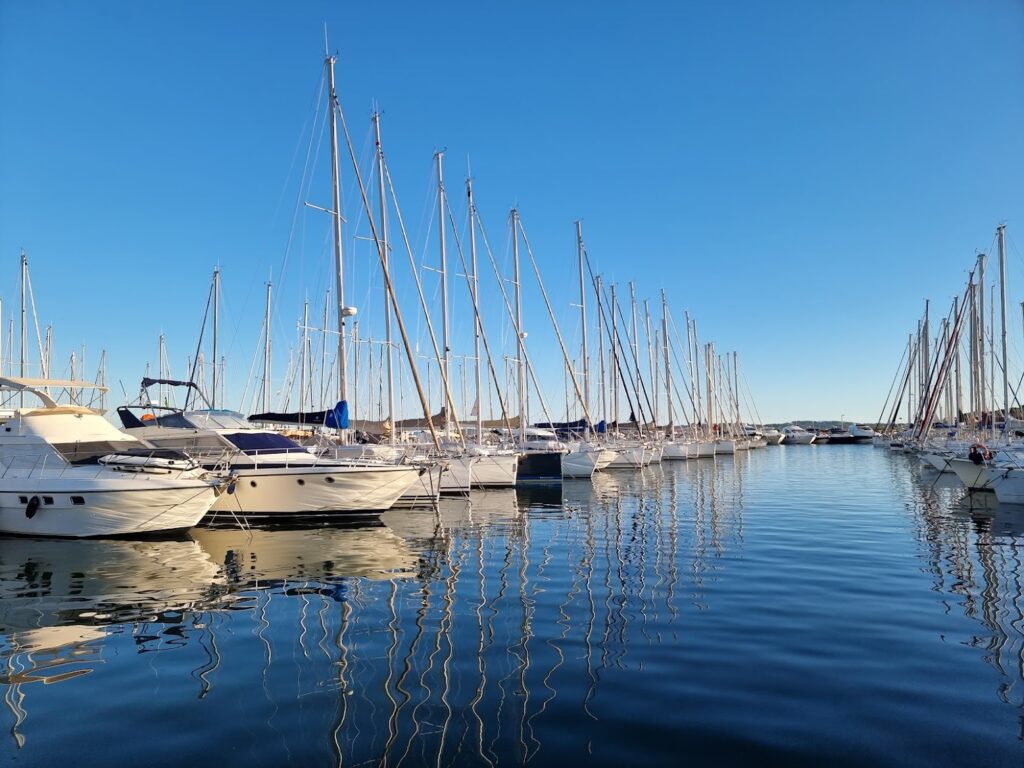 Haven van Hyères met uitzicht op het water en rijen boten aan weerszijden.