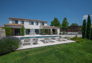 view of Villa Beaumont in Malaucène with heated private pool and panoramic views of Mont Ventoux and the surrounding hills.