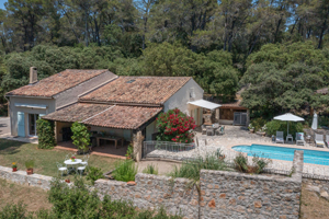 Aerial view of Villa Belvédère Maures near Lorgues with heated private pool, terraces and panoramic view over the Provençal hills.