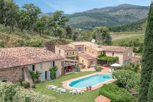 La Colline d’Or in Grimaud – exclusive Provençal estate with heated pool, vineyard view and Mediterranean gardens near Saint-Tropez, Côte d’Azur