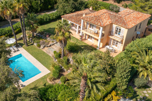 Villa Carpe Diem in Sainte-Maxime – luxury villa in secure golf estate with private pool, large garden and outdoor terrace, Côte d’Azur