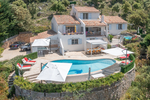 Aerial view of Villa Bellevue in Tourtour with heated private pool, jacuzzi and panoramic views over the Provençal hills.