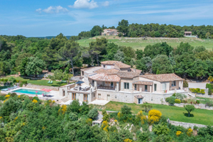 Aerial view of Villa La Cauquière in Murs with private pool, sun terraces and panoramic view over the Luberon valley.