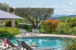 Heated swimming pool with sun loungers and lounge terrace at Le Refuge Provençal in Lorgues, Provence.