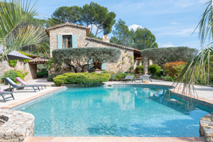 Exterior view of Le Refuge Provençal in Lorgues with heated private pool, sun terrace and Mediterranean garden.