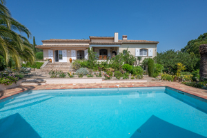 Villa Azurine in Sainte-Maxime – modern luxury villa with heated pool, spacious terraces and sea-view facade on the Côte d’Azur