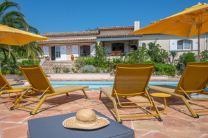 Villa Azurine in Sainte-Maxime – modern luxury villa with heated pool, spacious terraces and sea-view facade on the Côte d’Azur