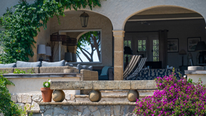 Sfeervolle loungehoek op het terras van Villa Toscane in Sainte-Maxime, met uitzicht op het zwembad en de baai van Saint-Tropez.