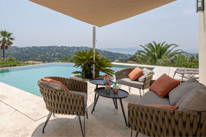 Terrace with sea view at Villa Les Vues in Sainte-Maxime – luxury villa with heated pool, covered terrace and Mediterranean garden on the Golf Blue Green estate, Côte d’Azur