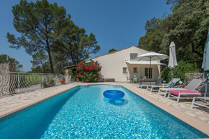 Heated swimming pool and terrace with sun loungers at Villa Belvédère Maures near Lorgues, Provence.