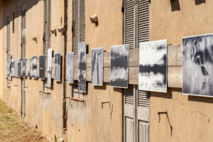 Oud zandstenen gebouw in Hyères met verweerde luiken en zwart-wit foto’s over het natuurgebied