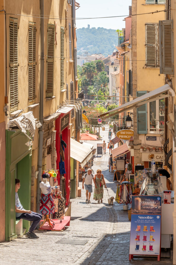 Sfeervol oud straatje in het centrum van Hyères met gekleurde gevels en kleine winkels