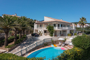 Aerial view of Villa Panoramamer in Les Issambres showing the heated pool, jacuzzi, terraces and Mediterranean garden 200 metres from the beach on the Côte d’Azur.