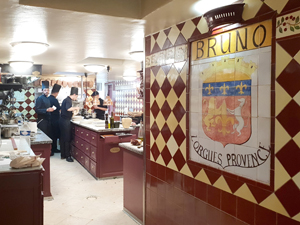 Entrance to the kitchen at Restaurant Bruno in Lorgues, Provence – the iconic tiled walls and chefs at work in the background create an authentic glimpse behind the scenes.