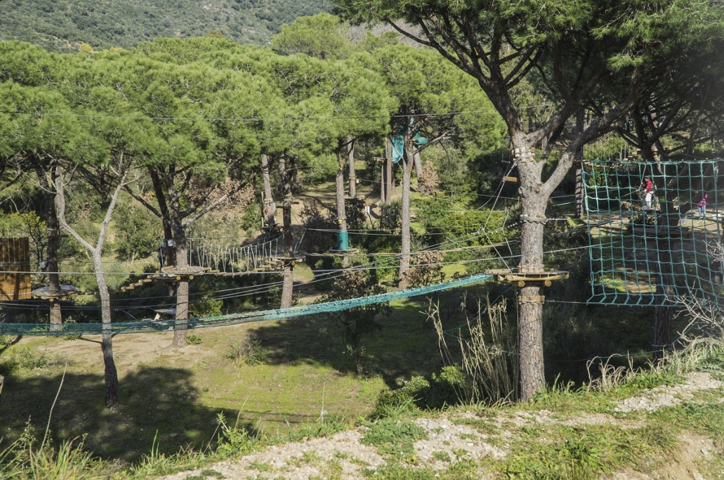 Parc d'escalade Aventure Famille à Sainte-Maxime avec des parcours sécurisés et des filets