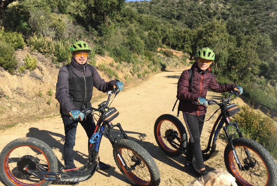 Twee mensen op e-steps in het achterland van Sainte-Maxime tijdens een tocht van Aventure Famille