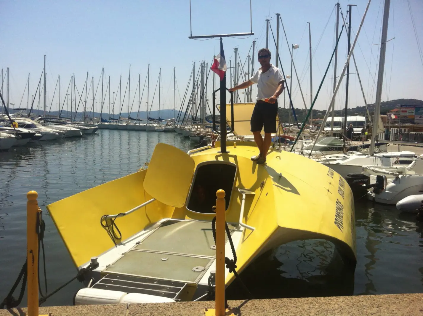 Gele Aquascope-boot in de haven van Sainte-Maxime