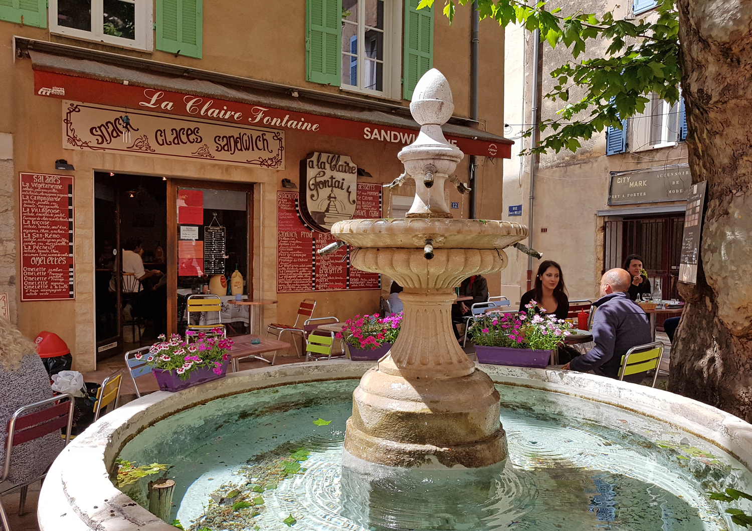 Aups - fontein en restaurants