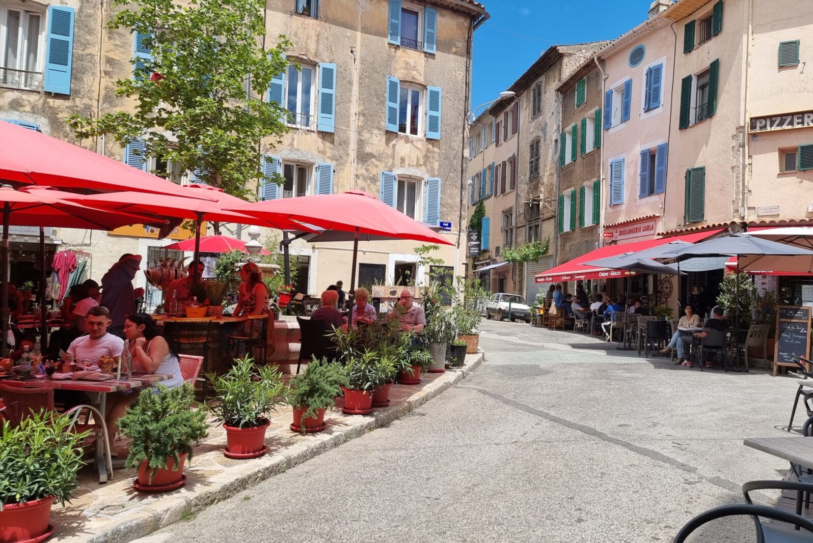 Aups marktplein met terrassen